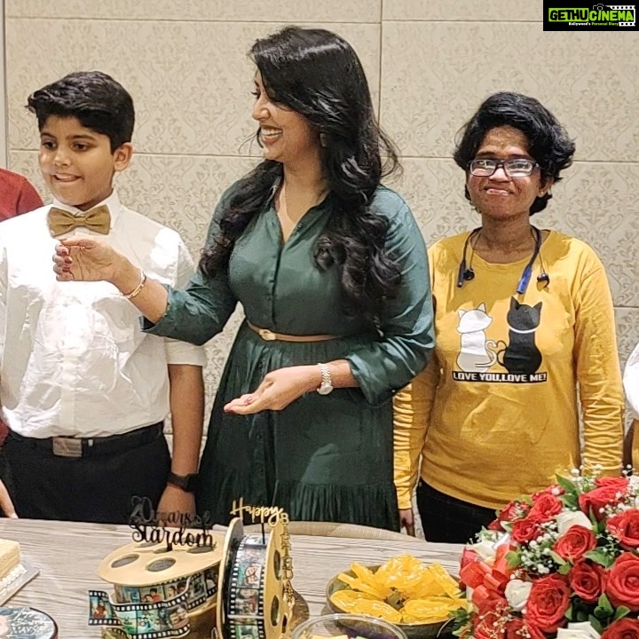 Navya Nair Instagram - ജീവിതത്തിൽ നമ്മളെല്ലാം തിരക്കിട്ടോടുന്നവരാണ് .. എന്നിട്ടും എനിക്കുവേണ്ടി എന്നോ അവർക്ക് സിനിമകളിൽ കണ്ട നടിയോട് തോന്നിയ ഒരു ഇഷ്ടത്തിന്റെ പേരിൽ അവരുടെ സമയവും അധ്വാനിചുണ്ടാക്കുന്ന പണവും ചിലവാക്കി എനിക്ക് വേണ്ടി ഒരുക്കിയഈസമ്മാനം എനിക്ക് ഏറെ വിലപ്പെട്ടതാണ് .. എന്നെ ഒരു കൂടപ്പിറപ്പിനേക്കാൾ നിങ്ങൾ സ്നേഹിക്കുന്നു .. തിരികെ തരാൻ ഉള്ളതും സ്നേഹമാണ്.. ജബീനിന്റെ കസിൻ വരച്ച ഈ ചിത്രം സ്റ്റാറ്റസിൽ കണ്ടപ്പോൾ മുതൽ എനിക്ക് ഒരു പ്രത്യേക ഇഷ്ടം തോന്നിയതാണ് , അതു വാങ്ങുന്നതിനെ പറ്റി ഞാൻ സംസാരിക്കുകയും ചെയ്തിരുന്നു , പക്ഷേഅതിങ്ങനെ ഒരു സർപ്രൈസ് ആയി എന്നെ സ്നേഹിക്കുന്ന നിങ്ങൾ എത്തിക്കും എന്നൊര്തില്ല . “HasbunAllahu Wa Ni’mal Wakeel “ Allah (god) is sufficient fr us and he is the best guardian .. Surprise from Pathu (fathima),thoufeeq , preethi , kulsu ,ranjith , deva , maryasha , boney .. love u all …