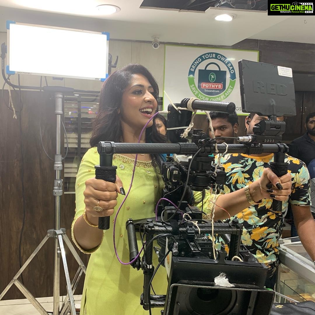 Navya Nair Instagram - Eppo seriyakki tharaam ennu paranju eduthathaaa .. ottum weightillaaa🤪🤪🤪🤪🤪