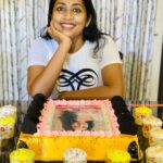 Navya Nair Instagram - അങ്ങനെ ഒരു നക്ഷത്ര പിറന്നാൾ കൂടി.. കഴിഞ്ഞ കുറേ ദിവസങ്ങളായി കൂറ്റനാടുള്ള ഗുരുകൃപയിൽ ആയുർവേദ ചികിത്സയിലാണ് ഞാൻ ... ഇവിടുത്തേ ചിട്ടവട്ടങ്ങളില് , പ്രകൃതി ഭംഗിയിൽ , മയൂര നൃത്ത ചാരുതയിൽ , സ്നേഹമസൃണമായ അന്തരീക്ഷത്തിൽ , പക്ഷെ ഈയൊരു ദിവസം അപ്രതീക്ഷിതമായിരുന്നു .. എല്ലാ ദിവസതെയും പൊലെ കടന്നു പൊകും എന്ന് കരുതിയ പിറന്നാൾ ഗംഭീരമാക്കി തന്നു .. ഉണ്ണികൃഷ്ണൻ അദ്ദേഹത്തിന്റെയും , കൃഷ്ണദാസേട്ടൻടെയും സ്നേഹത്തിൽ ഞാൻ നന്ദിയുള്ളവളാണ് .. കണ്ട മാത്രയില് തന്നെ കൂട്ടുകാരിയായി മാറിയ ജോ (jyothi ) .. സ്വാദിഷ്ടമായ സദ്യ ഇലയിൽ ഊട്ടി തന്ന വിശ്വംബരേട്ടൻ , ചേച്ചിമാർ എല്ലാവർക്കും എന്റെ സ്നേഹം അറിയിക്കട്ടേ .. സദ്യ , വാഴയില , പാൽപായസം , കേക്ക് .. ആനന്ദലബ്‌ധിക്കിനിയെന്തു വേണ്ടു .. Pic credits and the edits , thanx joe 😘😘😘 @joenair1995 Gurukripa Heritage Ayurvedic Treatments