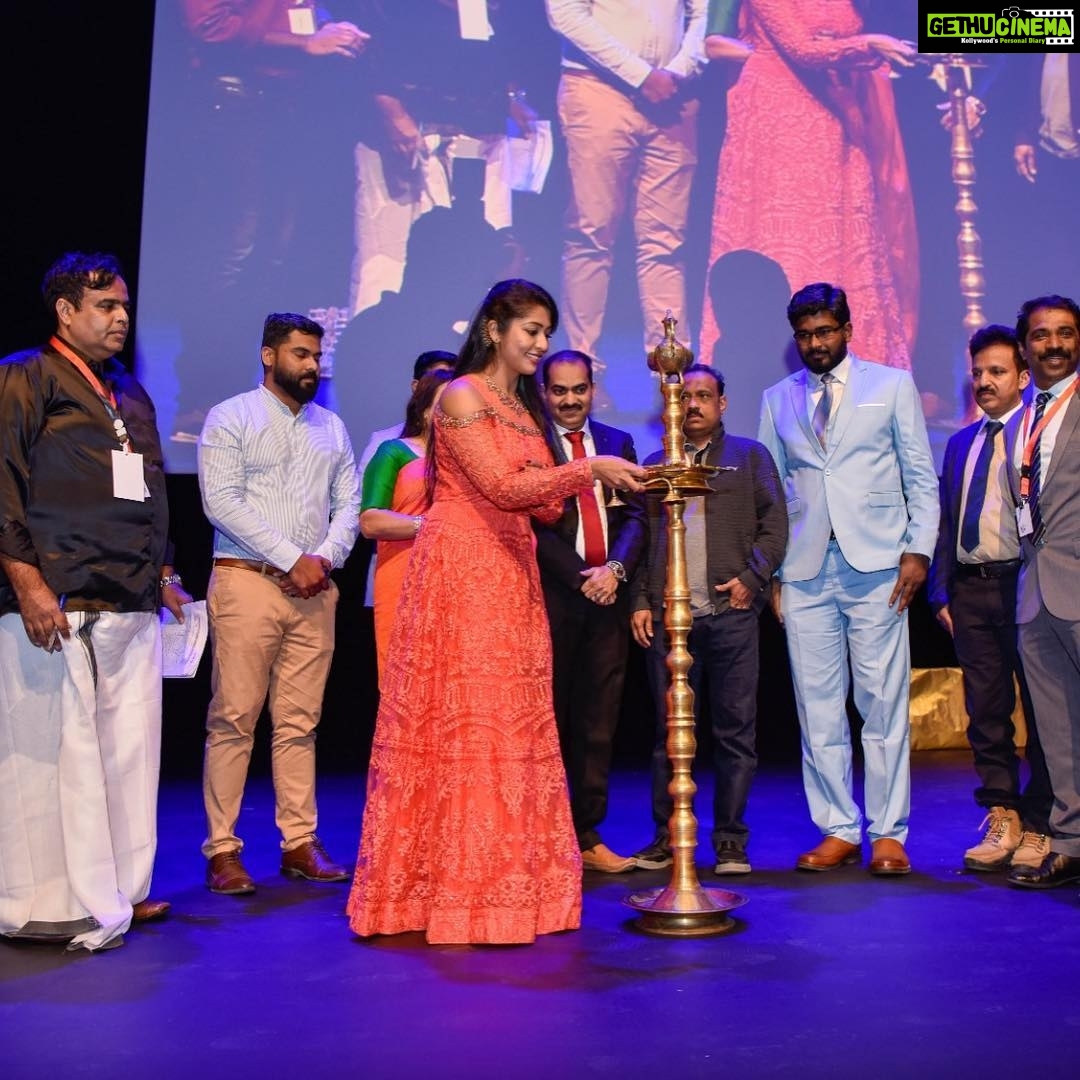 Navya Nair Instagram - Thank u qatar , krishiyidam qatar , reigate builders , radio suno (santhosh palee) and Nizar (zella diamonds ) fr the wonderful stage and audience .. such a positive stage QNCC qatar .. love u all ..