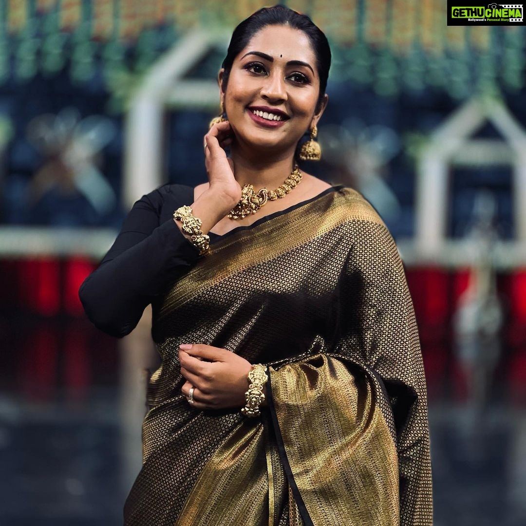 Navya Nair Instagram - Do a good deed and throw it in the river , one day it will come back to you in the desert … Muh @amal_ajithkumar Saree @jugalbandhi Styling and blouse @sabarinathk_ Accessories @mayoorajewels_by_archana Assisted by @afsal_.3578