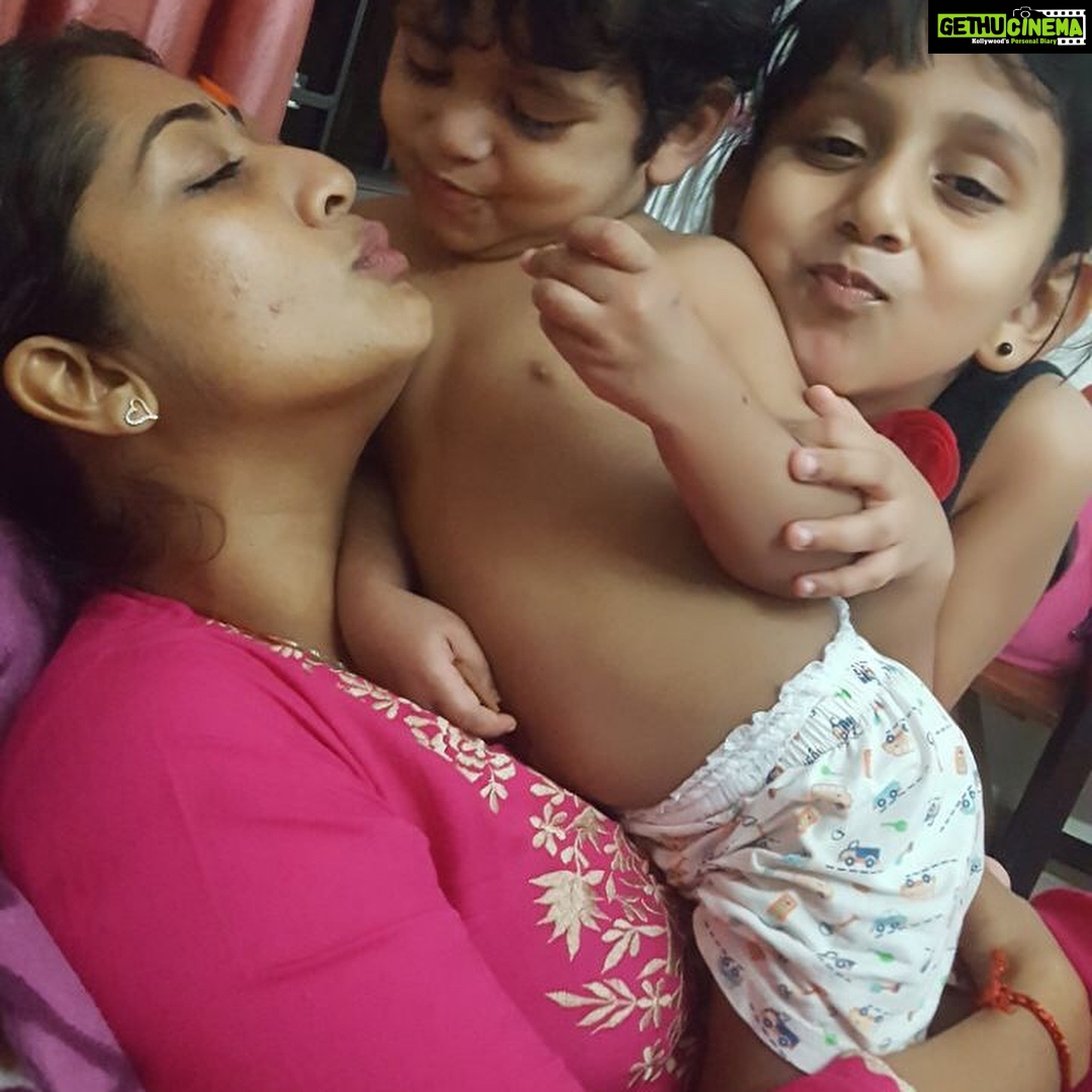 Navya Nair Instagram - Nichussss/pappusss/vallu kisses ... love u babies.... missing ☹️☹️☹️...