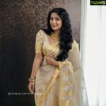 Navya Nair Instagram - Happy onam to everyone …. # Clicks @vivekmenonphotography Muh @sajithandsujith Saree @supriya_weavers_kuthampully Styling and blouse @sabarinathk_ Jewel courtesy @meralda.jewels