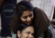 Navya Nair Instagram - എന്റെ ലളിതാന്റി ... എനിക്ക് സഹിക്കാൻ പറ്റുന്നില്ല.. will miss u terribly aunty .. love u so much .. ഒരുതീലും എന്റെ അമ്മ ..ജീവിതത്തിലും അങ്ങനെ തന്നെ .., ''നമ്മൾ ഒരു നക്ഷത്രമാടി ,ചിത്തിര '' ഇനി അതു പറയാൻ ലളിതാന്റി ഇല്ല .. എന്റെ സഹപ്രവർത്തകയല്ല , സ്നേഹിതയായിരുന്നു ,അമ്മയായിരുന്നു .. ഇഷ്ടപ്പെട്ടൊരെ ഭഗവാനിങ്ങനെ വിളിക്കുമ്പോ , നിശ്ശബ്ദയായി പോകുന്നു .. മരണം വരെ അഭിനയിക്കണം , വീട്ടിലിരിക്കേണ്ടി വരരുത് , അതായിരുന്നു ആഗ്രഹം .. അതങ്ങനെ തന്നെ നടന്നു ..