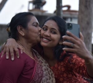 Navya Nair Instagram - എന്റെ ലളിതാന്റി ... എനിക്ക് സഹിക്കാൻ പറ്റുന്നില്ല.. will miss u terribly aunty .. love u so much .. ഒരുതീലും എന്റെ അമ്മ ..ജീവിതത്തിലും അങ്ങനെ തന്നെ .., ''നമ്മൾ ഒരു നക്ഷത്രമാടി ,ചിത്തിര '' ഇനി അതു പറയാൻ ലളിതാന്റി ഇല്ല .. 

എന്റെ സഹപ്രവർത്തകയല്ല , സ്നേഹിതയായിരുന്നു ,അമ്മയായിരുന്നു .. ഇഷ്ടപ്പെട്ടൊരെ ഭഗവാനിങ്ങനെ വിളിക്കുമ്പോ , നിശ്ശബ്ദയായി പോകുന്നു .. 

മരണം വരെ അഭിനയിക്കണം , വീട്ടിലിരിക്കേണ്ടി വരരുത് , അതായിരുന്നു ആഗ്രഹം .. അതങ്ങനെ തന്നെ നടന്നു ..