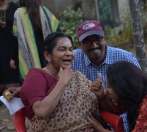 Navya Nair Instagram - എന്റെ ലളിതാന്റി ... എനിക്ക് സഹിക്കാൻ പറ്റുന്നില്ല.. will miss u terribly aunty .. love u so much .. ഒരുതീലും എന്റെ അമ്മ ..ജീവിതത്തിലും അങ്ങനെ തന്നെ .., ''നമ്മൾ ഒരു നക്ഷത്രമാടി ,ചിത്തിര '' ഇനി അതു പറയാൻ ലളിതാന്റി ഇല്ല .. 

എന്റെ സഹപ്രവർത്തകയല്ല , സ്നേഹിതയായിരുന്നു ,അമ്മയായിരുന്നു .. ഇഷ്ടപ്പെട്ടൊരെ ഭഗവാനിങ്ങനെ വിളിക്കുമ്പോ , നിശ്ശബ്ദയായി പോകുന്നു .. 

മരണം വരെ അഭിനയിക്കണം , വീട്ടിലിരിക്കേണ്ടി വരരുത് , അതായിരുന്നു ആഗ്രഹം .. അതങ്ങനെ തന്നെ നടന്നു ..