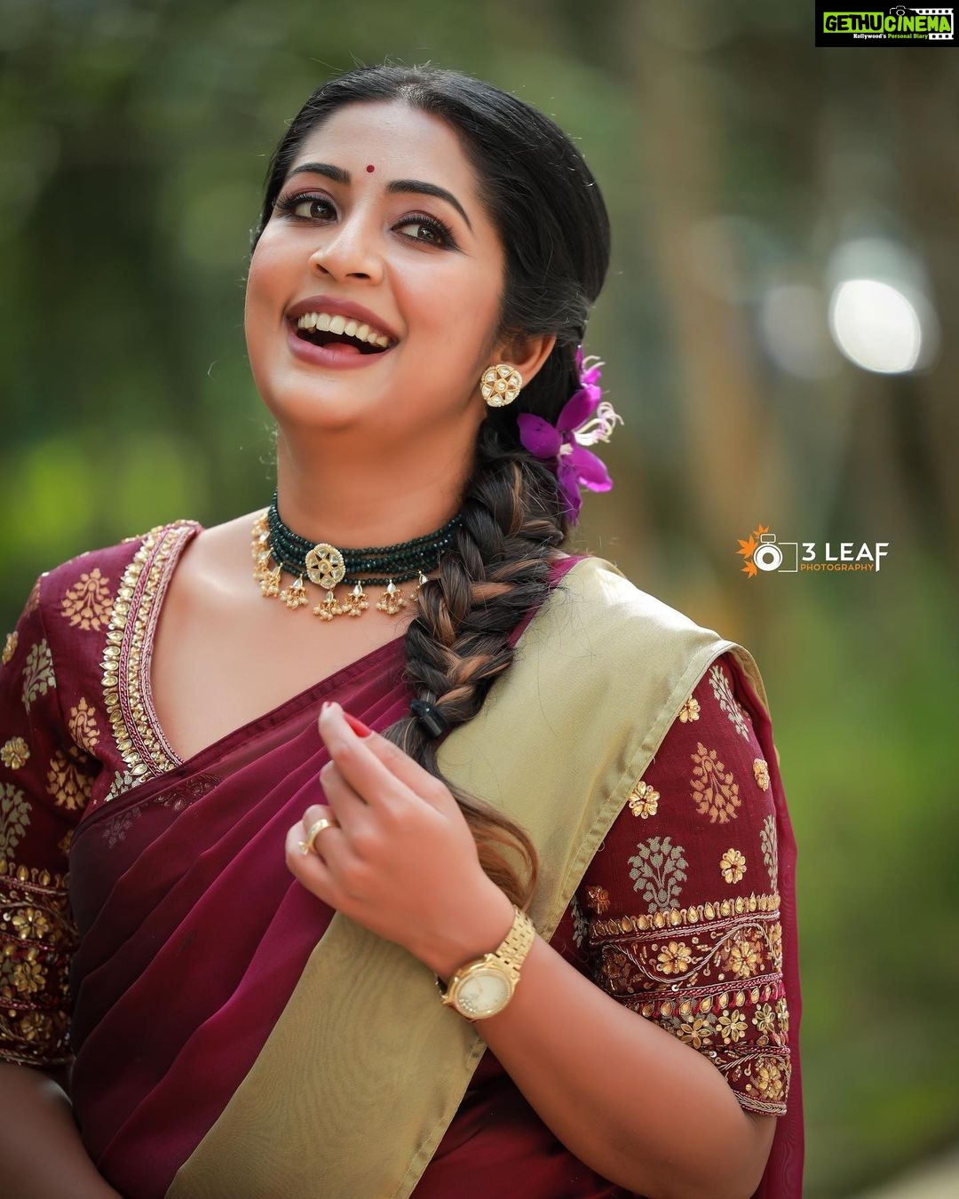 Navya Nair Instagram - If you@love someone , you are always joined with them in joy , in absence , in solitude , in strife … Rumi ❤️ Pic courtesy @3leaf_fashion_photography Make up @brandy_makeup_artist Styling @sabarinathk_ Costumes @thanzscouture