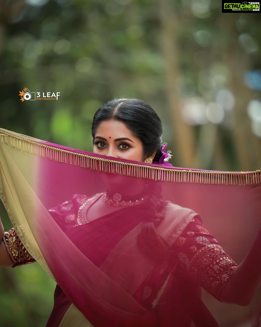 Navya Nair Instagram - If you@love someone , you are always joined with them in joy , in absence , in solitude , in strife … Rumi ❤️ Pic courtesy @3leaf_fashion_photography Make up @brandy_makeup_artist Styling @sabarinathk_ Costumes @thanzscouture