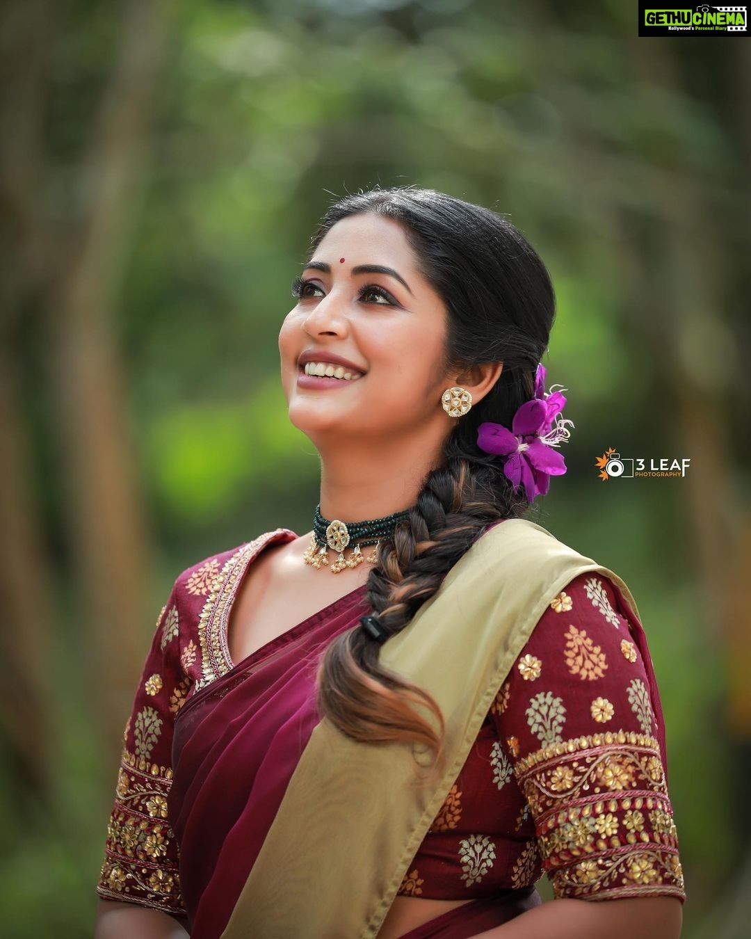 Navya Nair Instagram - If you@love someone , you are always joined with them in joy , in absence , in solitude , in strife … Rumi ❤️ Pic courtesy @3leaf_fashion_photography Make up @brandy_makeup_artist Styling @sabarinathk_ Costumes @thanzscouture