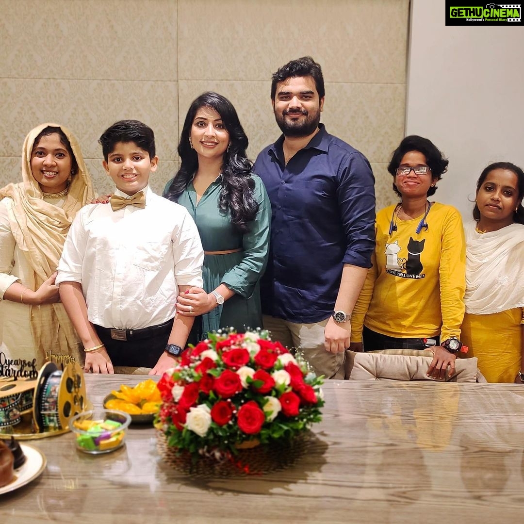 Navya Nair Instagram - ജീവിതത്തിൽ നമ്മളെല്ലാം തിരക്കിട്ടോടുന്നവരാണ് .. എന്നിട്ടും എനിക്കുവേണ്ടി എന്നോ അവർക്ക് സിനിമകളിൽ കണ്ട നടിയോട് തോന്നിയ ഒരു ഇഷ്ടത്തിന്റെ പേരിൽ അവരുടെ സമയവും അധ്വാനിചുണ്ടാക്കുന്ന പണവും ചിലവാക്കി എനിക്ക് വേണ്ടി ഒരുക്കിയഈസമ്മാനം എനിക്ക് ഏറെ വിലപ്പെട്ടതാണ് .. എന്നെ ഒരു കൂടപ്പിറപ്പിനേക്കാൾ നിങ്ങൾ സ്നേഹിക്കുന്നു .. തിരികെ തരാൻ ഉള്ളതും സ്നേഹമാണ്.. ജബീനിന്റെ കസിൻ വരച്ച ഈ ചിത്രം സ്റ്റാറ്റസിൽ കണ്ടപ്പോൾ മുതൽ എനിക്ക് ഒരു പ്രത്യേക ഇഷ്ടം തോന്നിയതാണ് , അതു വാങ്ങുന്നതിനെ പറ്റി ഞാൻ സംസാരിക്കുകയും ചെയ്തിരുന്നു , പക്ഷേഅതിങ്ങനെ ഒരു സർപ്രൈസ് ആയി എന്നെ സ്നേഹിക്കുന്ന നിങ്ങൾ എത്തിക്കും എന്നൊര്തില്ല . “HasbunAllahu Wa Ni’mal Wakeel “ Allah (god) is sufficient fr us and he is the best guardian .. Surprise from Pathu (fathima),thoufeeq , preethi , kulsu ,ranjith , deva , maryasha , boney .. love u all …