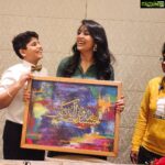 Navya Nair Instagram - ജീവിതത്തിൽ നമ്മളെല്ലാം തിരക്കിട്ടോടുന്നവരാണ് .. എന്നിട്ടും എനിക്കുവേണ്ടി എന്നോ അവർക്ക് സിനിമകളിൽ കണ്ട നടിയോട് തോന്നിയ ഒരു ഇഷ്ടത്തിന്റെ പേരിൽ അവരുടെ സമയവും അധ്വാനിചുണ്ടാക്കുന്ന പണവും ചിലവാക്കി എനിക്ക് വേണ്ടി ഒരുക്കിയഈസമ്മാനം എനിക്ക് ഏറെ വിലപ്പെട്ടതാണ് .. എന്നെ ഒരു കൂടപ്പിറപ്പിനേക്കാൾ നിങ്ങൾ സ്നേഹിക്കുന്നു .. തിരികെ തരാൻ ഉള്ളതും സ്നേഹമാണ്.. ജബീനിന്റെ കസിൻ വരച്ച ഈ ചിത്രം സ്റ്റാറ്റസിൽ കണ്ടപ്പോൾ മുതൽ എനിക്ക് ഒരു പ്രത്യേക ഇഷ്ടം തോന്നിയതാണ് , അതു വാങ്ങുന്നതിനെ പറ്റി ഞാൻ സംസാരിക്കുകയും ചെയ്തിരുന്നു , പക്ഷേഅതിങ്ങനെ ഒരു സർപ്രൈസ് ആയി എന്നെ സ്നേഹിക്കുന്ന നിങ്ങൾ എത്തിക്കും എന്നൊര്തില്ല . “HasbunAllahu Wa Ni’mal Wakeel “ Allah (god) is sufficient fr us and he is the best guardian .. Surprise from Pathu (fathima),thoufeeq , preethi , kulsu ,ranjith , deva , maryasha , boney .. love u all …