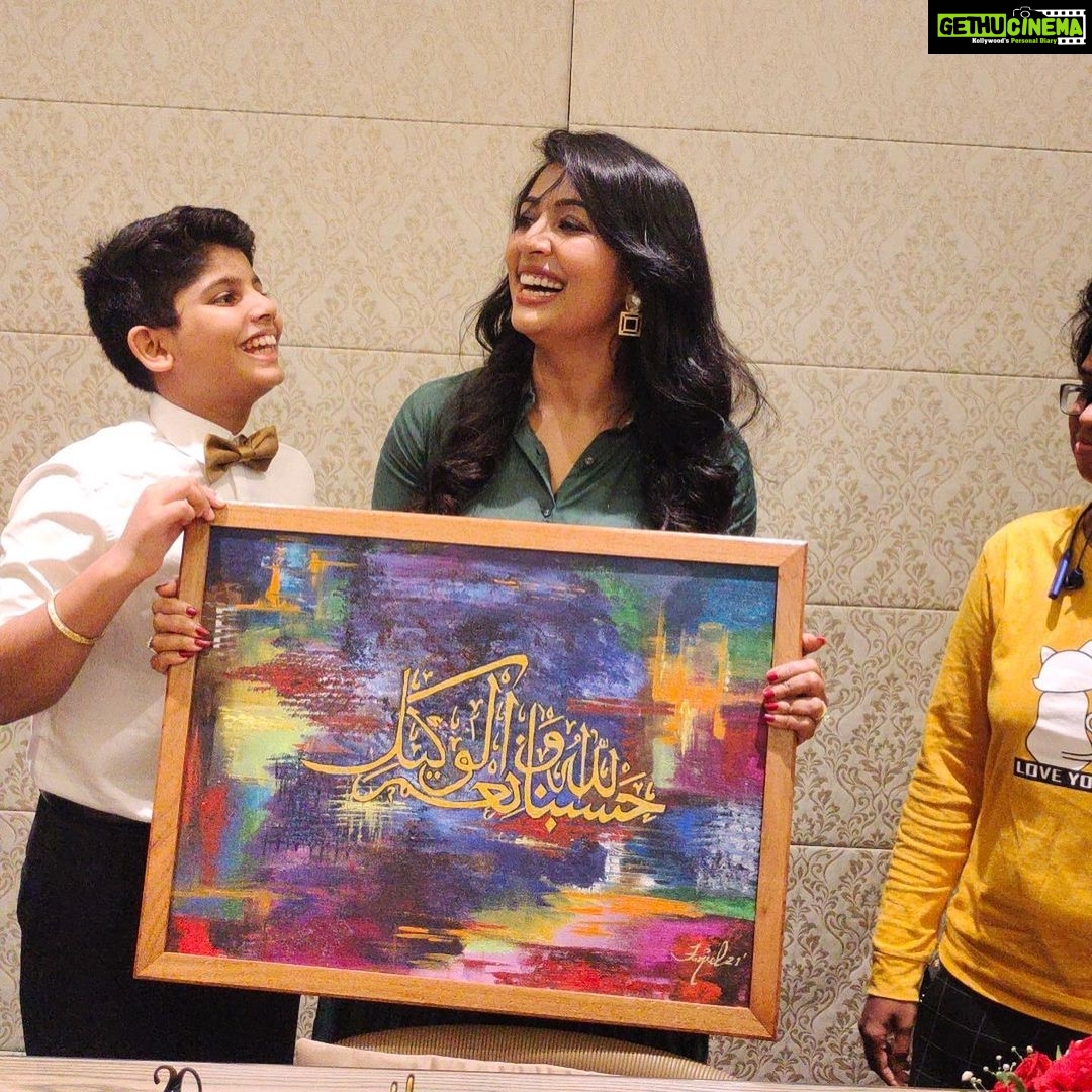 Navya Nair Instagram - ജീവിതത്തിൽ നമ്മളെല്ലാം തിരക്കിട്ടോടുന്നവരാണ് .. എന്നിട്ടും എനിക്കുവേണ്ടി എന്നോ അവർക്ക് സിനിമകളിൽ കണ്ട നടിയോട് തോന്നിയ ഒരു ഇഷ്ടത്തിന്റെ പേരിൽ അവരുടെ സമയവും അധ്വാനിചുണ്ടാക്കുന്ന പണവും ചിലവാക്കി എനിക്ക് വേണ്ടി ഒരുക്കിയഈസമ്മാനം എനിക്ക് ഏറെ വിലപ്പെട്ടതാണ് .. എന്നെ ഒരു കൂടപ്പിറപ്പിനേക്കാൾ നിങ്ങൾ സ്നേഹിക്കുന്നു .. തിരികെ തരാൻ ഉള്ളതും സ്നേഹമാണ്.. ജബീനിന്റെ കസിൻ വരച്ച ഈ ചിത്രം സ്റ്റാറ്റസിൽ കണ്ടപ്പോൾ മുതൽ എനിക്ക് ഒരു പ്രത്യേക ഇഷ്ടം തോന്നിയതാണ് , അതു വാങ്ങുന്നതിനെ പറ്റി ഞാൻ സംസാരിക്കുകയും ചെയ്തിരുന്നു , പക്ഷേഅതിങ്ങനെ ഒരു സർപ്രൈസ് ആയി എന്നെ സ്നേഹിക്കുന്ന നിങ്ങൾ എത്തിക്കും എന്നൊര്തില്ല . “HasbunAllahu Wa Ni’mal Wakeel “ Allah (god) is sufficient fr us and he is the best guardian .. Surprise from Pathu (fathima),thoufeeq , preethi , kulsu ,ranjith , deva , maryasha , boney .. love u all …