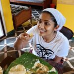 Navya Nair Instagram - അങ്ങനെ ഒരു നക്ഷത്ര പിറന്നാൾ കൂടി.. കഴിഞ്ഞ കുറേ ദിവസങ്ങളായി കൂറ്റനാടുള്ള ഗുരുകൃപയിൽ ആയുർവേദ ചികിത്സയിലാണ് ഞാൻ ... ഇവിടുത്തേ ചിട്ടവട്ടങ്ങളില് , പ്രകൃതി ഭംഗിയിൽ , മയൂര നൃത്ത ചാരുതയിൽ , സ്നേഹമസൃണമായ അന്തരീക്ഷത്തിൽ , പക്ഷെ ഈയൊരു ദിവസം അപ്രതീക്ഷിതമായിരുന്നു .. എല്ലാ ദിവസതെയും പൊലെ കടന്നു പൊകും എന്ന് കരുതിയ പിറന്നാൾ ഗംഭീരമാക്കി തന്നു .. ഉണ്ണികൃഷ്ണൻ അദ്ദേഹത്തിന്റെയും , കൃഷ്ണദാസേട്ടൻടെയും സ്നേഹത്തിൽ ഞാൻ നന്ദിയുള്ളവളാണ് .. കണ്ട മാത്രയില് തന്നെ കൂട്ടുകാരിയായി മാറിയ ജോ (jyothi ) .. സ്വാദിഷ്ടമായ സദ്യ ഇലയിൽ ഊട്ടി തന്ന വിശ്വംബരേട്ടൻ , ചേച്ചിമാർ എല്ലാവർക്കും എന്റെ സ്നേഹം അറിയിക്കട്ടേ .. സദ്യ , വാഴയില , പാൽപായസം , കേക്ക് .. ആനന്ദലബ്‌ധിക്കിനിയെന്തു വേണ്ടു .. Pic credits and the edits , thanx joe 😘😘😘 @joenair1995 Gurukripa Heritage Ayurvedic Treatments