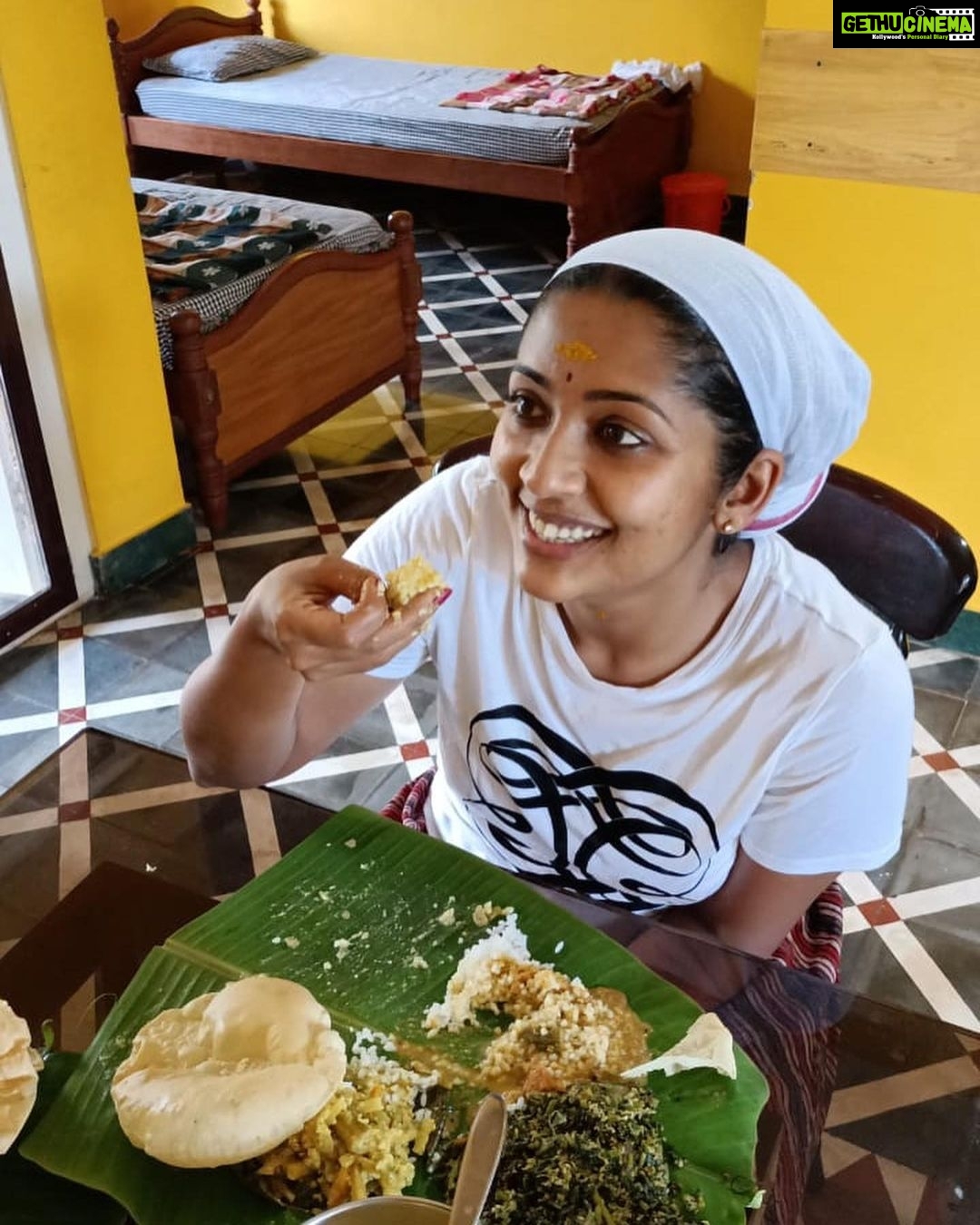 Navya Nair Instagram - അങ്ങനെ ഒരു നക്ഷത്ര പിറന്നാൾ കൂടി.. കഴിഞ്ഞ കുറേ ദിവസങ്ങളായി കൂറ്റനാടുള്ള ഗുരുകൃപയിൽ ആയുർവേദ ചികിത്സയിലാണ് ഞാൻ ... ഇവിടുത്തേ ചിട്ടവട്ടങ്ങളില് , പ്രകൃതി ഭംഗിയിൽ , മയൂര നൃത്ത ചാരുതയിൽ , സ്നേഹമസൃണമായ അന്തരീക്ഷത്തിൽ , പക്ഷെ ഈയൊരു ദിവസം അപ്രതീക്ഷിതമായിരുന്നു .. എല്ലാ ദിവസതെയും പൊലെ കടന്നു പൊകും എന്ന് കരുതിയ പിറന്നാൾ ഗംഭീരമാക്കി തന്നു .. ഉണ്ണികൃഷ്ണൻ അദ്ദേഹത്തിന്റെയും , കൃഷ്ണദാസേട്ടൻടെയും സ്നേഹത്തിൽ ഞാൻ നന്ദിയുള്ളവളാണ് .. കണ്ട മാത്രയില് തന്നെ കൂട്ടുകാരിയായി മാറിയ ജോ (jyothi ) .. സ്വാദിഷ്ടമായ സദ്യ ഇലയിൽ ഊട്ടി തന്ന വിശ്വംബരേട്ടൻ , ചേച്ചിമാർ എല്ലാവർക്കും എന്റെ സ്നേഹം അറിയിക്കട്ടേ .. സദ്യ , വാഴയില , പാൽപായസം , കേക്ക് .. ആനന്ദലബ്ധിക്കിനിയെന്തു വേണ്ടു .. Pic credits and the edits , thanx joe 😘😘😘 @joenair1995 Gurukripa Heritage Ayurvedic Treatments