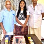 Navya Nair Instagram - അങ്ങനെ ഒരു നക്ഷത്ര പിറന്നാൾ കൂടി.. കഴിഞ്ഞ കുറേ ദിവസങ്ങളായി കൂറ്റനാടുള്ള ഗുരുകൃപയിൽ ആയുർവേദ ചികിത്സയിലാണ് ഞാൻ ... ഇവിടുത്തേ ചിട്ടവട്ടങ്ങളില് , പ്രകൃതി ഭംഗിയിൽ , മയൂര നൃത്ത ചാരുതയിൽ , സ്നേഹമസൃണമായ അന്തരീക്ഷത്തിൽ , പക്ഷെ ഈയൊരു ദിവസം അപ്രതീക്ഷിതമായിരുന്നു .. എല്ലാ ദിവസതെയും പൊലെ കടന്നു പൊകും എന്ന് കരുതിയ പിറന്നാൾ ഗംഭീരമാക്കി തന്നു .. ഉണ്ണികൃഷ്ണൻ അദ്ദേഹത്തിന്റെയും , കൃഷ്ണദാസേട്ടൻടെയും സ്നേഹത്തിൽ ഞാൻ നന്ദിയുള്ളവളാണ് .. കണ്ട മാത്രയില് തന്നെ കൂട്ടുകാരിയായി മാറിയ ജോ (jyothi ) .. സ്വാദിഷ്ടമായ സദ്യ ഇലയിൽ ഊട്ടി തന്ന വിശ്വംബരേട്ടൻ , ചേച്ചിമാർ എല്ലാവർക്കും എന്റെ സ്നേഹം അറിയിക്കട്ടേ .. സദ്യ , വാഴയില , പാൽപായസം , കേക്ക് .. ആനന്ദലബ്‌ധിക്കിനിയെന്തു വേണ്ടു .. Pic credits and the edits , thanx joe 😘😘😘 @joenair1995 Gurukripa Heritage Ayurvedic Treatments