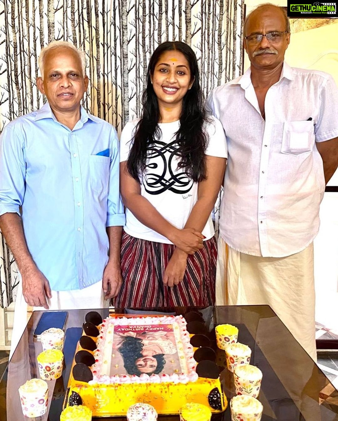 Navya Nair Instagram - അങ്ങനെ ഒരു നക്ഷത്ര പിറന്നാൾ കൂടി.. കഴിഞ്ഞ കുറേ ദിവസങ്ങളായി കൂറ്റനാടുള്ള ഗുരുകൃപയിൽ ആയുർവേദ ചികിത്സയിലാണ് ഞാൻ ... ഇവിടുത്തേ ചിട്ടവട്ടങ്ങളില് , പ്രകൃതി ഭംഗിയിൽ , മയൂര നൃത്ത ചാരുതയിൽ , സ്നേഹമസൃണമായ അന്തരീക്ഷത്തിൽ , പക്ഷെ ഈയൊരു ദിവസം അപ്രതീക്ഷിതമായിരുന്നു .. എല്ലാ ദിവസതെയും പൊലെ കടന്നു പൊകും എന്ന് കരുതിയ പിറന്നാൾ ഗംഭീരമാക്കി തന്നു .. ഉണ്ണികൃഷ്ണൻ അദ്ദേഹത്തിന്റെയും , കൃഷ്ണദാസേട്ടൻടെയും സ്നേഹത്തിൽ ഞാൻ നന്ദിയുള്ളവളാണ് .. കണ്ട മാത്രയില് തന്നെ കൂട്ടുകാരിയായി മാറിയ ജോ (jyothi ) .. സ്വാദിഷ്ടമായ സദ്യ ഇലയിൽ ഊട്ടി തന്ന വിശ്വംബരേട്ടൻ , ചേച്ചിമാർ എല്ലാവർക്കും എന്റെ സ്നേഹം അറിയിക്കട്ടേ .. സദ്യ , വാഴയില , പാൽപായസം , കേക്ക് .. ആനന്ദലബ്ധിക്കിനിയെന്തു വേണ്ടു .. Pic credits and the edits , thanx joe 😘😘😘 @joenair1995 Gurukripa Heritage Ayurvedic Treatments