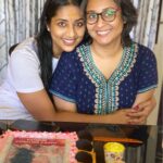 Navya Nair Instagram - അങ്ങനെ ഒരു നക്ഷത്ര പിറന്നാൾ കൂടി.. കഴിഞ്ഞ കുറേ ദിവസങ്ങളായി കൂറ്റനാടുള്ള ഗുരുകൃപയിൽ ആയുർവേദ ചികിത്സയിലാണ് ഞാൻ ... ഇവിടുത്തേ ചിട്ടവട്ടങ്ങളില് , പ്രകൃതി ഭംഗിയിൽ , മയൂര നൃത്ത ചാരുതയിൽ , സ്നേഹമസൃണമായ അന്തരീക്ഷത്തിൽ , പക്ഷെ ഈയൊരു ദിവസം അപ്രതീക്ഷിതമായിരുന്നു .. എല്ലാ ദിവസതെയും പൊലെ കടന്നു പൊകും എന്ന് കരുതിയ പിറന്നാൾ ഗംഭീരമാക്കി തന്നു .. ഉണ്ണികൃഷ്ണൻ അദ്ദേഹത്തിന്റെയും , കൃഷ്ണദാസേട്ടൻടെയും സ്നേഹത്തിൽ ഞാൻ നന്ദിയുള്ളവളാണ് .. കണ്ട മാത്രയില് തന്നെ കൂട്ടുകാരിയായി മാറിയ ജോ (jyothi ) .. സ്വാദിഷ്ടമായ സദ്യ ഇലയിൽ ഊട്ടി തന്ന വിശ്വംബരേട്ടൻ , ചേച്ചിമാർ എല്ലാവർക്കും എന്റെ സ്നേഹം അറിയിക്കട്ടേ .. സദ്യ , വാഴയില , പാൽപായസം , കേക്ക് .. ആനന്ദലബ്‌ധിക്കിനിയെന്തു വേണ്ടു .. Pic credits and the edits , thanx joe 😘😘😘 @joenair1995 Gurukripa Heritage Ayurvedic Treatments