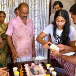 Navya Nair Instagram - അങ്ങനെ ഒരു നക്ഷത്ര പിറന്നാൾ കൂടി.. കഴിഞ്ഞ കുറേ ദിവസങ്ങളായി കൂറ്റനാടുള്ള ഗുരുകൃപയിൽ ആയുർവേദ ചികിത്സയിലാണ് ഞാൻ ... ഇവിടുത്തേ ചിട്ടവട്ടങ്ങളില് , പ്രകൃതി ഭംഗിയിൽ , മയൂര നൃത്ത ചാരുതയിൽ , സ്നേഹമസൃണമായ അന്തരീക്ഷത്തിൽ , പക്ഷെ ഈയൊരു ദിവസം അപ്രതീക്ഷിതമായിരുന്നു .. എല്ലാ ദിവസതെയും പൊലെ കടന്നു പൊകും എന്ന് കരുതിയ പിറന്നാൾ ഗംഭീരമാക്കി തന്നു .. ഉണ്ണികൃഷ്ണൻ അദ്ദേഹത്തിന്റെയും , കൃഷ്ണദാസേട്ടൻടെയും സ്നേഹത്തിൽ ഞാൻ നന്ദിയുള്ളവളാണ് .. കണ്ട മാത്രയില് തന്നെ കൂട്ടുകാരിയായി മാറിയ ജോ (jyothi ) .. സ്വാദിഷ്ടമായ സദ്യ ഇലയിൽ ഊട്ടി തന്ന വിശ്വംബരേട്ടൻ , ചേച്ചിമാർ എല്ലാവർക്കും എന്റെ സ്നേഹം അറിയിക്കട്ടേ .. സദ്യ , വാഴയില , പാൽപായസം , കേക്ക് .. ആനന്ദലബ്‌ധിക്കിനിയെന്തു വേണ്ടു .. Pic credits and the edits , thanx joe 😘😘😘 @joenair1995 Gurukripa Heritage Ayurvedic Treatments