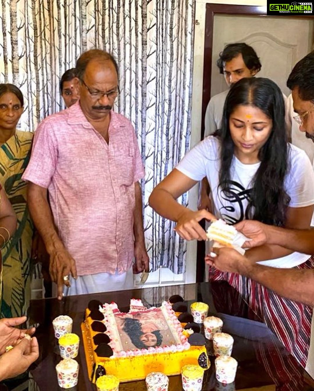 Navya Nair Instagram - അങ്ങനെ ഒരു നക്ഷത്ര പിറന്നാൾ കൂടി.. കഴിഞ്ഞ കുറേ ദിവസങ്ങളായി കൂറ്റനാടുള്ള ഗുരുകൃപയിൽ ആയുർവേദ ചികിത്സയിലാണ് ഞാൻ ... ഇവിടുത്തേ ചിട്ടവട്ടങ്ങളില് , പ്രകൃതി ഭംഗിയിൽ , മയൂര നൃത്ത ചാരുതയിൽ , സ്നേഹമസൃണമായ അന്തരീക്ഷത്തിൽ , പക്ഷെ ഈയൊരു ദിവസം അപ്രതീക്ഷിതമായിരുന്നു .. എല്ലാ ദിവസതെയും പൊലെ കടന്നു പൊകും എന്ന് കരുതിയ പിറന്നാൾ ഗംഭീരമാക്കി തന്നു .. ഉണ്ണികൃഷ്ണൻ അദ്ദേഹത്തിന്റെയും , കൃഷ്ണദാസേട്ടൻടെയും സ്നേഹത്തിൽ ഞാൻ നന്ദിയുള്ളവളാണ് .. കണ്ട മാത്രയില് തന്നെ കൂട്ടുകാരിയായി മാറിയ ജോ (jyothi ) .. സ്വാദിഷ്ടമായ സദ്യ ഇലയിൽ ഊട്ടി തന്ന വിശ്വംബരേട്ടൻ , ചേച്ചിമാർ എല്ലാവർക്കും എന്റെ സ്നേഹം അറിയിക്കട്ടേ .. സദ്യ , വാഴയില , പാൽപായസം , കേക്ക് .. ആനന്ദലബ്ധിക്കിനിയെന്തു വേണ്ടു .. Pic credits and the edits , thanx joe 😘😘😘 @joenair1995 Gurukripa Heritage Ayurvedic Treatments