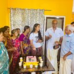 Navya Nair Instagram - അങ്ങനെ ഒരു നക്ഷത്ര പിറന്നാൾ കൂടി.. കഴിഞ്ഞ കുറേ ദിവസങ്ങളായി കൂറ്റനാടുള്ള ഗുരുകൃപയിൽ ആയുർവേദ ചികിത്സയിലാണ് ഞാൻ ... ഇവിടുത്തേ ചിട്ടവട്ടങ്ങളില് , പ്രകൃതി ഭംഗിയിൽ , മയൂര നൃത്ത ചാരുതയിൽ , സ്നേഹമസൃണമായ അന്തരീക്ഷത്തിൽ , പക്ഷെ ഈയൊരു ദിവസം അപ്രതീക്ഷിതമായിരുന്നു .. എല്ലാ ദിവസതെയും പൊലെ കടന്നു പൊകും എന്ന് കരുതിയ പിറന്നാൾ ഗംഭീരമാക്കി തന്നു .. ഉണ്ണികൃഷ്ണൻ അദ്ദേഹത്തിന്റെയും , കൃഷ്ണദാസേട്ടൻടെയും സ്നേഹത്തിൽ ഞാൻ നന്ദിയുള്ളവളാണ് .. കണ്ട മാത്രയില് തന്നെ കൂട്ടുകാരിയായി മാറിയ ജോ (jyothi ) .. സ്വാദിഷ്ടമായ സദ്യ ഇലയിൽ ഊട്ടി തന്ന വിശ്വംബരേട്ടൻ , ചേച്ചിമാർ എല്ലാവർക്കും എന്റെ സ്നേഹം അറിയിക്കട്ടേ .. സദ്യ , വാഴയില , പാൽപായസം , കേക്ക് .. ആനന്ദലബ്‌ധിക്കിനിയെന്തു വേണ്ടു .. Pic credits and the edits , thanx joe 😘😘😘 @joenair1995 Gurukripa Heritage Ayurvedic Treatments