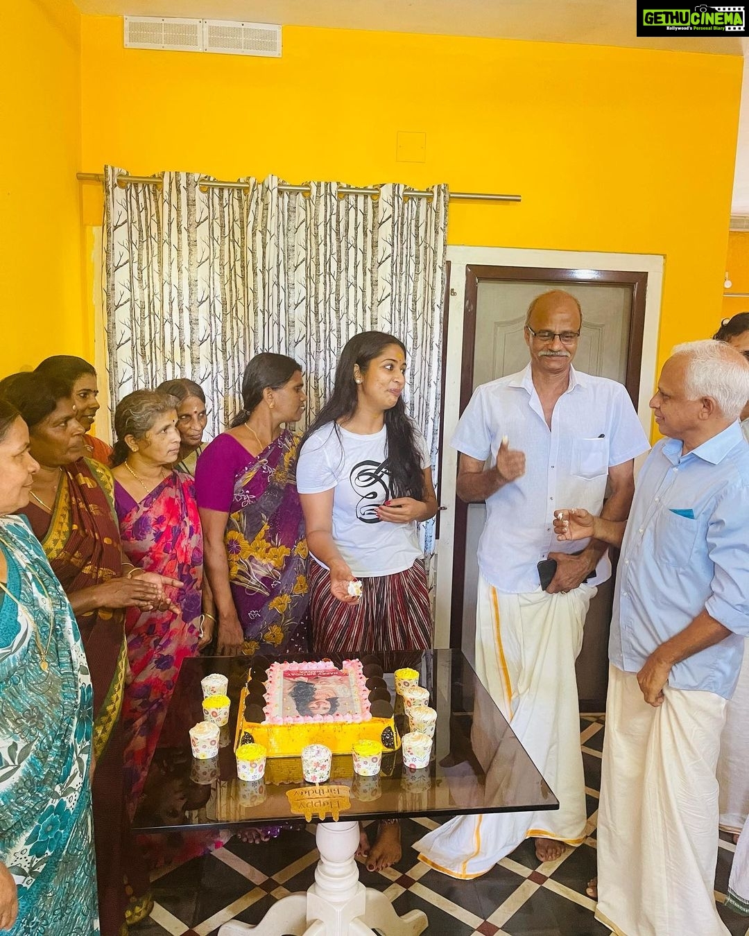 Navya Nair Instagram - അങ്ങനെ ഒരു നക്ഷത്ര പിറന്നാൾ കൂടി.. കഴിഞ്ഞ കുറേ ദിവസങ്ങളായി കൂറ്റനാടുള്ള ഗുരുകൃപയിൽ ആയുർവേദ ചികിത്സയിലാണ് ഞാൻ ... ഇവിടുത്തേ ചിട്ടവട്ടങ്ങളില് , പ്രകൃതി ഭംഗിയിൽ , മയൂര നൃത്ത ചാരുതയിൽ , സ്നേഹമസൃണമായ അന്തരീക്ഷത്തിൽ , പക്ഷെ ഈയൊരു ദിവസം അപ്രതീക്ഷിതമായിരുന്നു .. എല്ലാ ദിവസതെയും പൊലെ കടന്നു പൊകും എന്ന് കരുതിയ പിറന്നാൾ ഗംഭീരമാക്കി തന്നു .. ഉണ്ണികൃഷ്ണൻ അദ്ദേഹത്തിന്റെയും , കൃഷ്ണദാസേട്ടൻടെയും സ്നേഹത്തിൽ ഞാൻ നന്ദിയുള്ളവളാണ് .. കണ്ട മാത്രയില് തന്നെ കൂട്ടുകാരിയായി മാറിയ ജോ (jyothi ) .. സ്വാദിഷ്ടമായ സദ്യ ഇലയിൽ ഊട്ടി തന്ന വിശ്വംബരേട്ടൻ , ചേച്ചിമാർ എല്ലാവർക്കും എന്റെ സ്നേഹം അറിയിക്കട്ടേ .. സദ്യ , വാഴയില , പാൽപായസം , കേക്ക് .. ആനന്ദലബ്ധിക്കിനിയെന്തു വേണ്ടു .. Pic credits and the edits , thanx joe 😘😘😘 @joenair1995 Gurukripa Heritage Ayurvedic Treatments