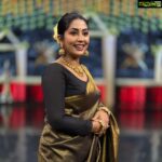 Navya Nair Instagram - Do a good deed and throw it in the river , one day it will come back to you in the desert … Muh @amal_ajithkumar Saree @jugalbandhi Styling and blouse @sabarinathk_ Accessories @mayoorajewels_by_archana Assisted by @afsal_.3578
