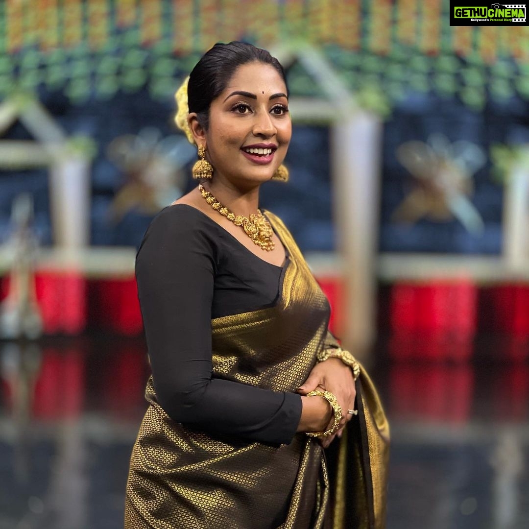 Navya Nair Instagram - Do a good deed and throw it in the river , one day it will come back to you in the desert … Muh @amal_ajithkumar Saree @jugalbandhi Styling and blouse @sabarinathk_ Accessories @mayoorajewels_by_archana Assisted by @afsal_.3578