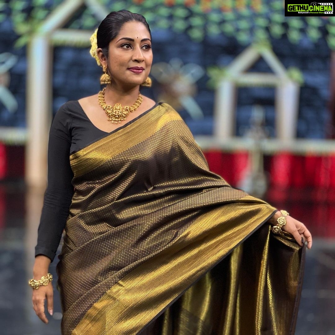 Navya Nair Instagram - Do a good deed and throw it in the river , one day it will come back to you in the desert … Muh @amal_ajithkumar Saree @jugalbandhi Styling and blouse @sabarinathk_ Accessories @mayoorajewels_by_archana Assisted by @afsal_.3578