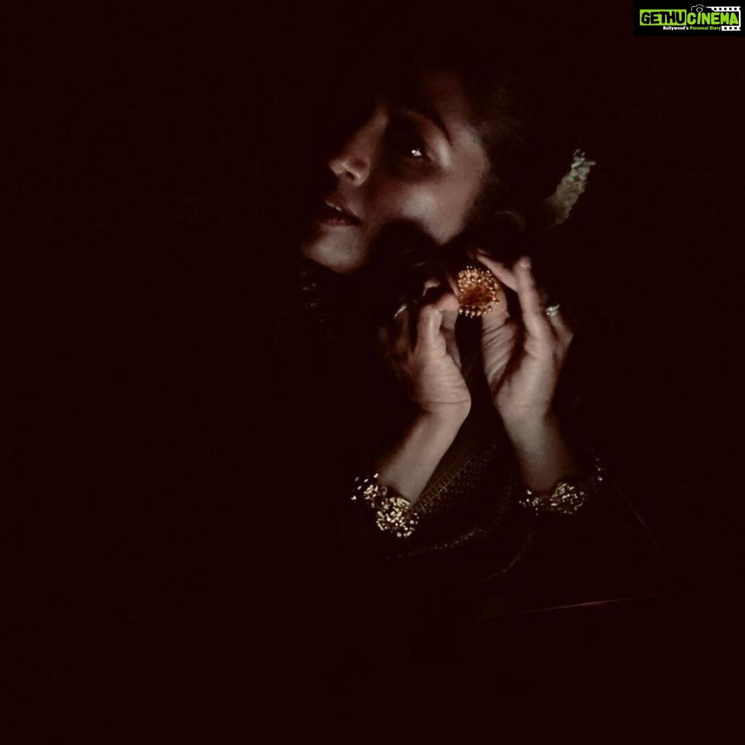 Navya Nair Instagram - If everything around you seems dark , look again , you may be the light … Pic courtesy @afsal_.3578 Muh @amal_ajithkumar Styling @sabarinathk_ Costumes @jugalbandhi Accessories @mayoorajewels_by_archana