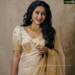 Navya Nair Instagram - Happy onam to everyone …. # Clicks @vivekmenonphotography Muh @sajithandsujith Saree @supriya_weavers_kuthampully Styling and blouse @sabarinathk_ Jewel courtesy @meralda.jewels