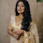 Navya Nair Instagram - Happy onam to everyone …. # Clicks @vivekmenonphotography Muh @sajithandsujith Saree @supriya_weavers_kuthampully Styling and blouse @sabarinathk_ Jewel courtesy @meralda.jewels