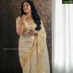 Navya Nair Instagram - Happy onam to everyone …. # Clicks @vivekmenonphotography Muh @sajithandsujith Saree @supriya_weavers_kuthampully Styling and blouse @sabarinathk_ Jewel courtesy @meralda.jewels