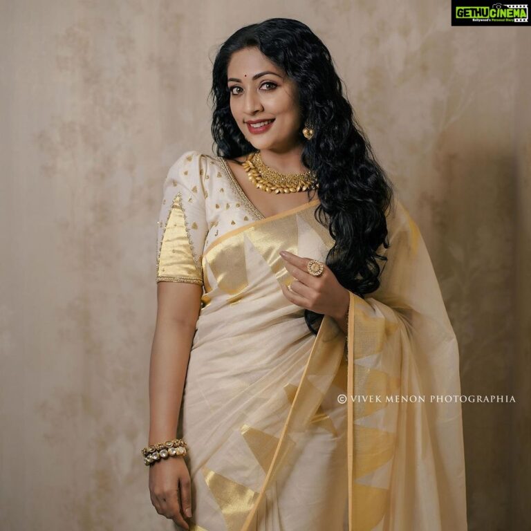 Navya Nair Instagram - Happy onam to everyone …. # Clicks @vivekmenonphotography Muh @sajithandsujith Saree @supriya_weavers_kuthampully Styling and blouse @sabarinathk_ Jewel courtesy @meralda.jewels