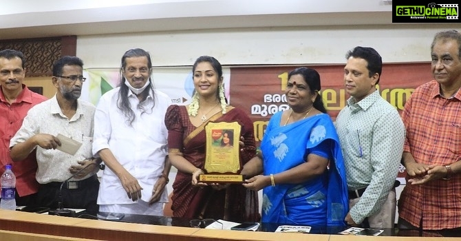 Navya Nair Instagram - 12th Bharath murali cultural awards .. best actress for oruthee , film directed by @vkprakash61 and produced by @benzyproductions nazer ikka .. script by sureshbabu .. thank u sharath sir ,vijayakrishnan sir and pallisery sir and all others who are involved in the jury .. thank u minister smt chinjurani and sakhavu panniyan raveendran sir for your valuable presence and appreciating words .