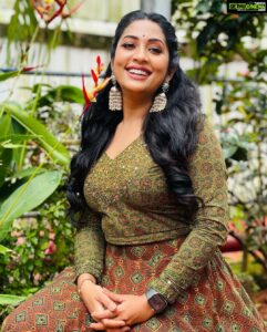 Navya Nair Instagram - Perfection is found in accepting your imperfections ... ❤️❤️❤️
Back stage star magic @anopjohn 

MUA @amal_ajithkumar 
Styling @sabarinathk_ 
Costumes @klumbyprajinajaanaki 
Assisted by @afsal_.3578