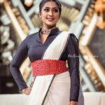 Navya Nair Instagram - Live life to the fullest ... MUA @sijanmakeupartist Styling @sabarinathk_ Accessories @mayoorajewels_by_archana Saree @byhand.in Stills @midhun_saarkkara_ The Oberoi, Bengaluru