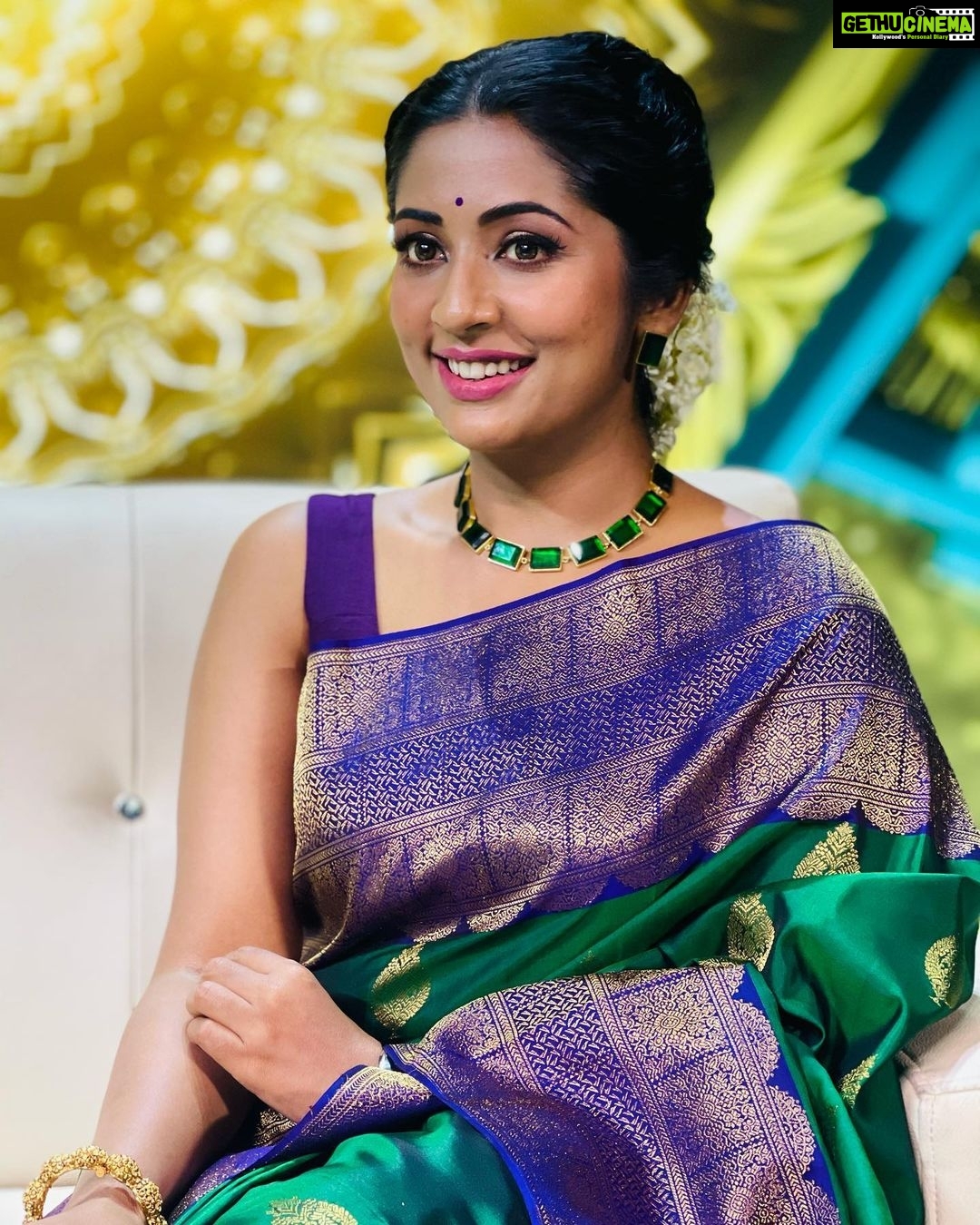 Navya Nair Instagram - What u seek is seeking you ❤️❤️❤️ Make up @amal_ajithkumar Costumes @beenaseematti @seemattitextiles Styling @sabarinathk_ Stills @acp_photography790 Assisted by @vikramanvijitha Accessories @keyaa_by_kartika