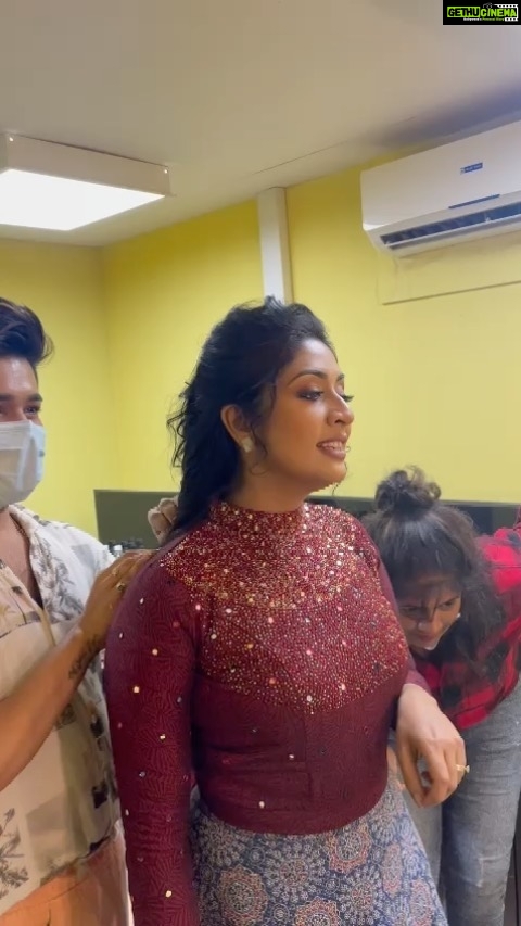 Navya Nair Instagram - മേക്കപ്പ് ചെയ്യുന്നവർക്ക് യാതൊരു വിധത്തിലും സമാധാനം കൊടുക്കില്ല എന്നുറപ്പിച്ചു ഞാൻ 😉😉😉