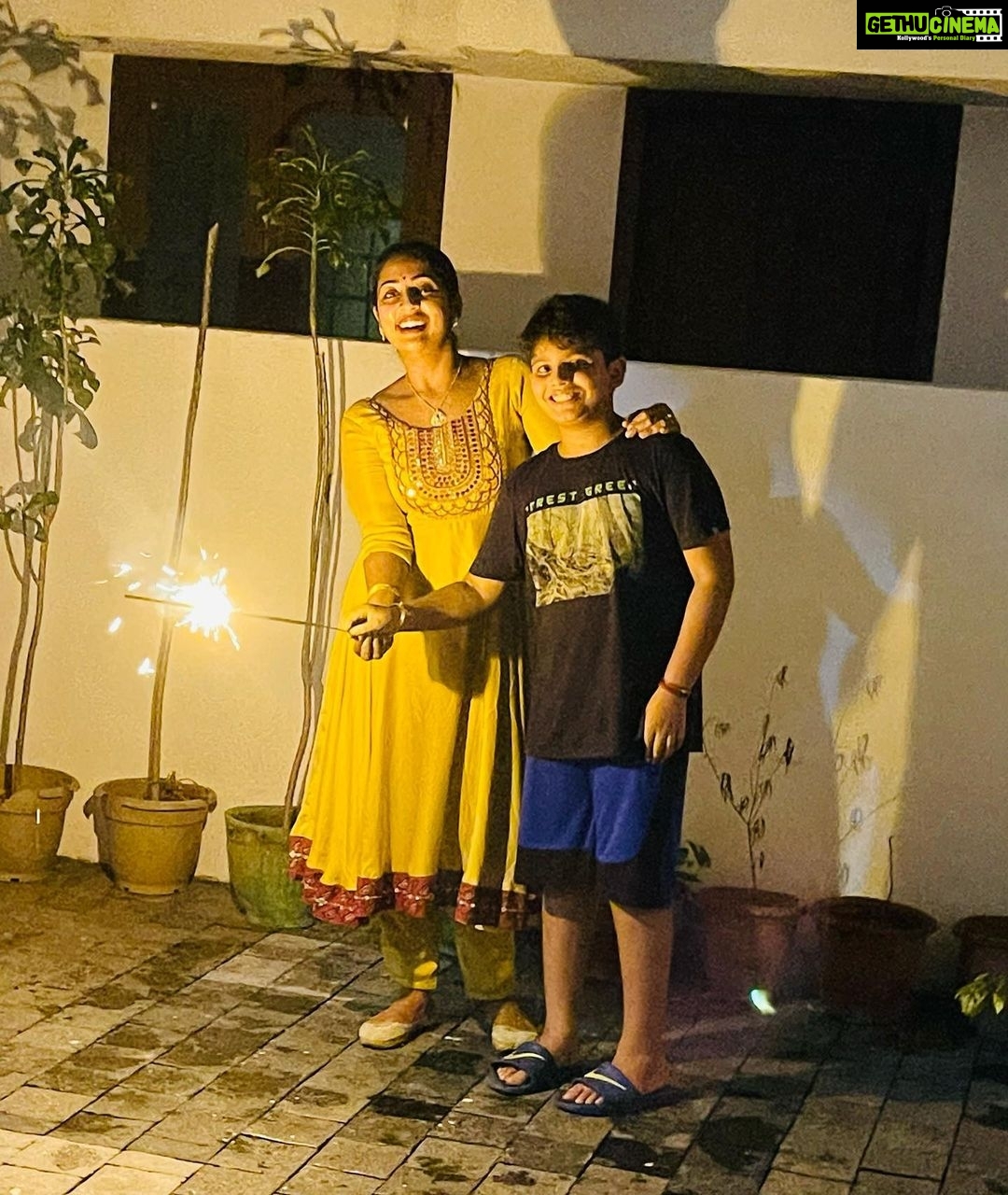 Navya Nair Instagram - Crackers ... Costume @lax_desino