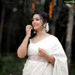 Navya Nair Instagram - Everything you have ever wanted is in the other side of fear… #fearlessness #happiness #love Photography @jilappi Muah @mukeshmuralimakeovers Costume @rutwva_insta Styling @sabarinathk_ Taj Madikeri Resort & Spa, Coorg