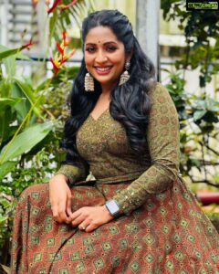 Navya Nair Instagram - Perfection is found in accepting your imperfections ... ❤️❤️❤️
Back stage star magic @anopjohn 

MUA @amal_ajithkumar 
Styling @sabarinathk_ 
Costumes @klumbyprajinajaanaki 
Assisted by @afsal_.3578