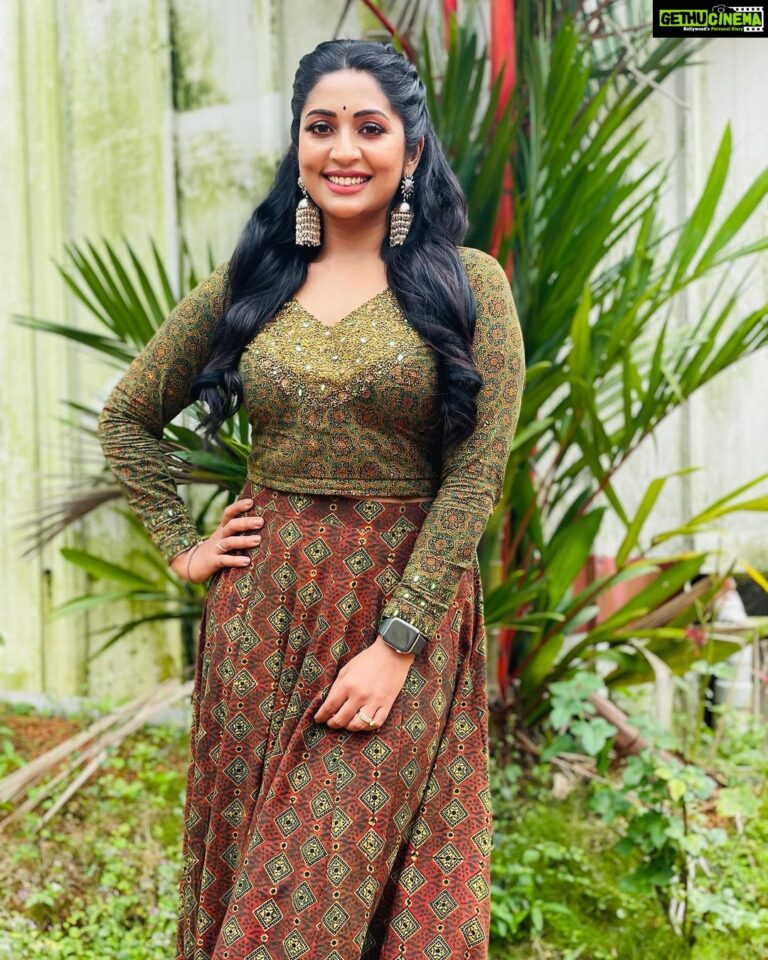 Navya Nair Instagram - Perfection is found in accepting your imperfections ... ❤️❤️❤️ Back stage star magic @anopjohn MUA @amal_ajithkumar Styling @sabarinathk_ Costumes @klumbyprajinajaanaki Assisted by @afsal_.3578