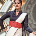 Navya Nair Instagram - Live life to the fullest ... MUA @sijanmakeupartist Styling @sabarinathk_ Accessories @mayoorajewels_by_archana Saree @byhand.in Stills @midhun_saarkkara_ The Oberoi, Bengaluru