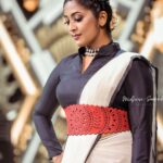 Navya Nair Instagram - Live life to the fullest ... MUA @sijanmakeupartist Styling @sabarinathk_ Accessories @mayoorajewels_by_archana Saree @byhand.in Stills @midhun_saarkkara_ The Oberoi, Bengaluru