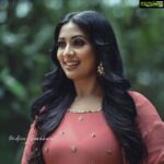 Navya Nair Instagram - Eid mubarak to everyone ... ❤️❤️❤️ Pic courtesy @midhun_saarkkara_ MUH @sijanmakeupartist Styling @sabarinathk_ Costume @fatiz_official