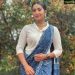 Navya Nair Instagram - ❤️❤️❤️ MUH @amal_ajithkumar Styling @sabarinathk_ Assisted by @vikramanvijitha Costumes @byhand.in Accessories @mayoorajewels_by_archana