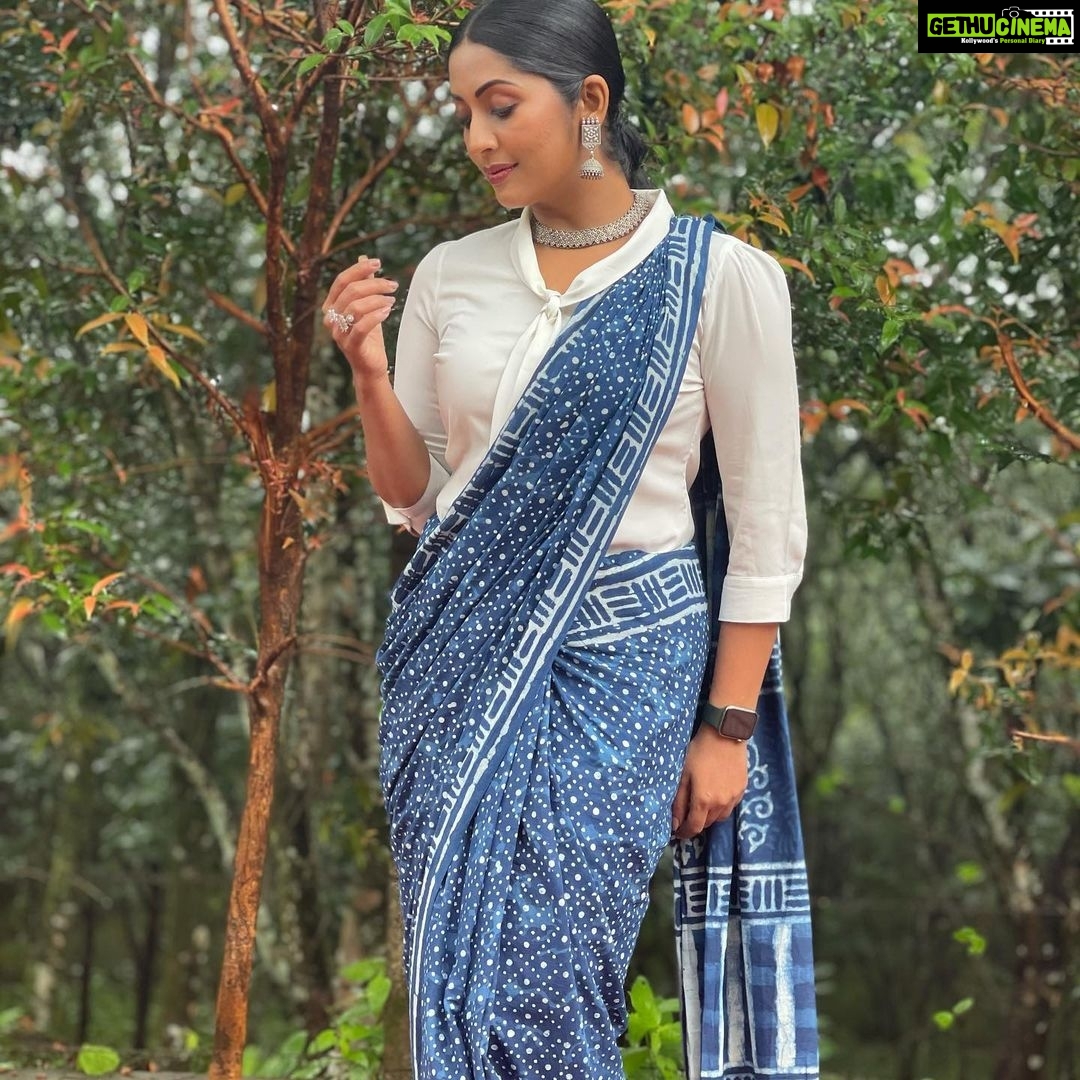 Navya Nair Instagram - ❤️❤️❤️ MUH @amal_ajithkumar Styling @sabarinathk_ Assisted by @vikramanvijitha Costumes @byhand.in Accessories @mayoorajewels_by_archana