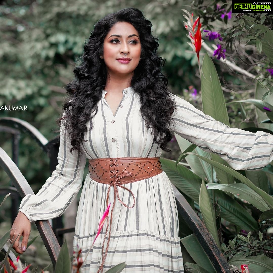 Navya Nair Instagram - Stills @nithin_c_nandakumar Make up @sijanmakeupartist Styling @sabarinathk_ Costumes @byhand.in Assisted by @vikramanvijitha