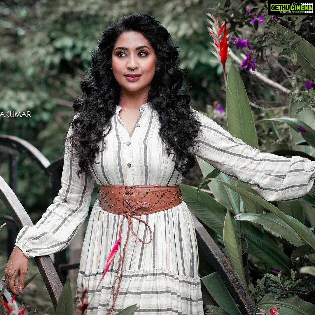 Navya Nair Instagram - Stills @nithin_c_nandakumar Make up @sijanmakeupartist Styling @sabarinathk_ Costumes @byhand.in Assisted by @vikramanvijitha