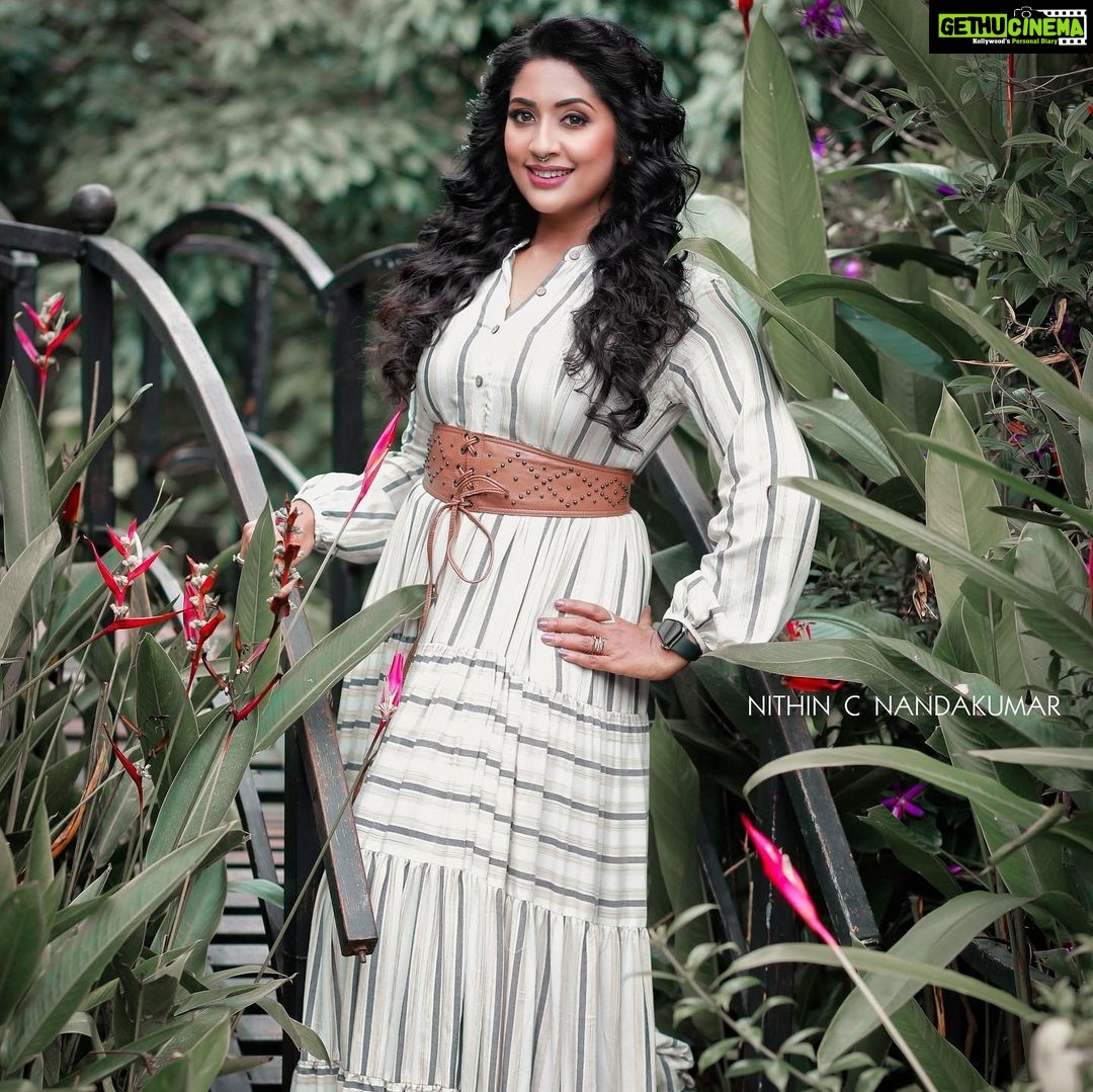 Navya Nair Instagram - Stills @nithin_c_nandakumar Make up @sijanmakeupartist Styling @sabarinathk_ Costumes @byhand.in Assisted by @vikramanvijitha